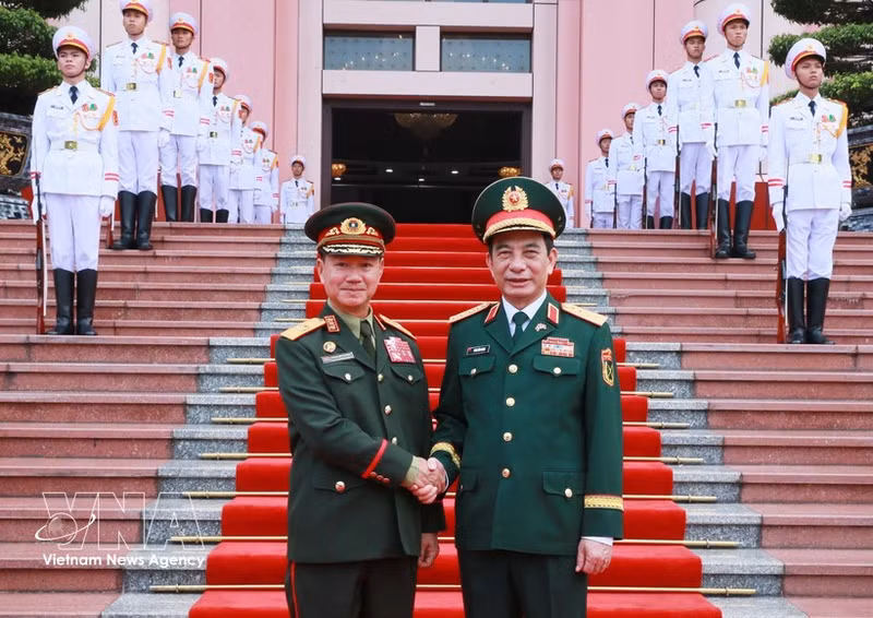 El general Phan Van Giang, miembro del Buró Político, viceprimer ministro y titular de Defensa Nacional de Vietnam, y su homólogo laosiano, Khamliang Outhakaysone. (Foto: VNA)