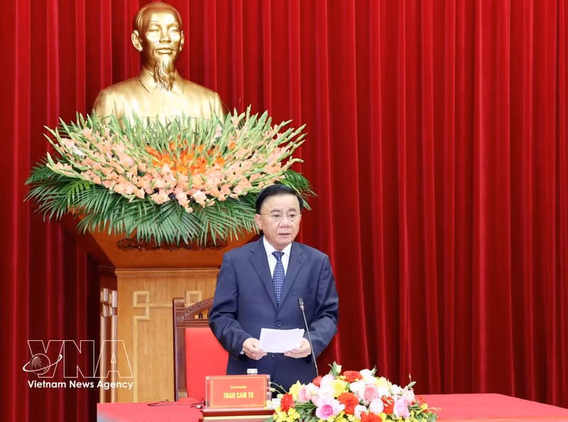 El miembro del Buró Político y permanente del Secretariado del Comité Central del Partido Comunista de Vietnam, Tran Cam Tu, habla en la reunión. (Foto: VNA)