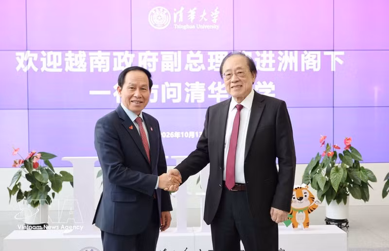 El viceprimer ministro Le Tien Chau y el profesor y académico Yao Qizhi, director del Instituto Interdisciplinario de Tecnologías de la Información especializado en IA y tecnología cuántica de la Universidad de Tsinghua. (Foto: VNA)