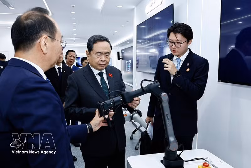 El presidente de la Asamblea Nacional de Vietnam, Tran Thanh Man, visita y conoce productos de pantallas interactivas con tecnología de IA en el Grupo CVTE, en la Zona de Desarrollo Económico de Yizhuang. (Foto: VNA)