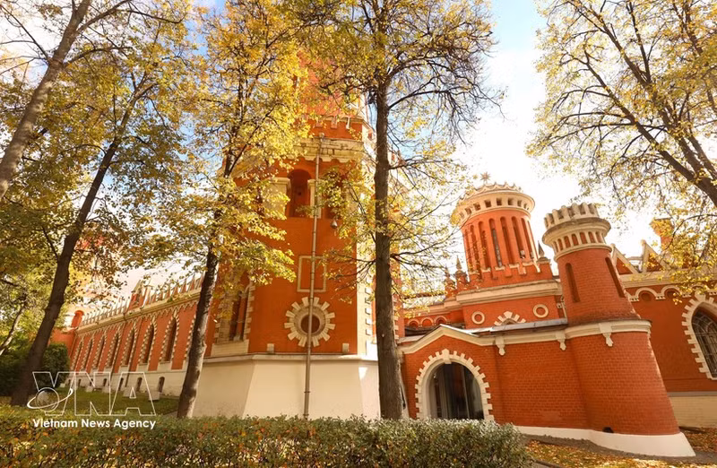 El Palacio de Viajes Petrovsky de Moscú luce radiante en el dorado otoño. (Foto: VNA)