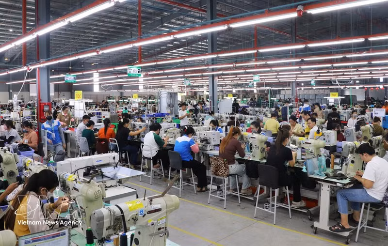 El sector textil, de la confección y del calzado de Vietnam busca pasar de la fabricación por encargo y el ensamblaje a actividades de mayor valor añadido, con más contenido tecnológico y competitividad. (Foto: VNA)