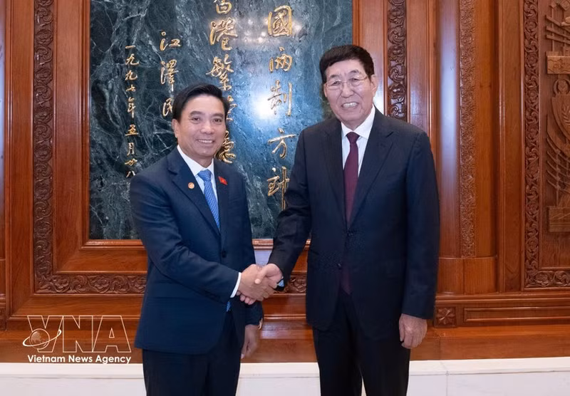 El vicepresidente de la Asamblea Nacional de Vietnam y titular del Grupo Parlamentario de Amistad Vietnam-China, Nguyen Doan Anh, se reúne con Bayanqolu, presidente del Comité de Asuntos Étnicos de la Asamblea Popular Nacional de China y del Grupo Parlamentario de Amistad China-Vietnam. (Foto: VNA)