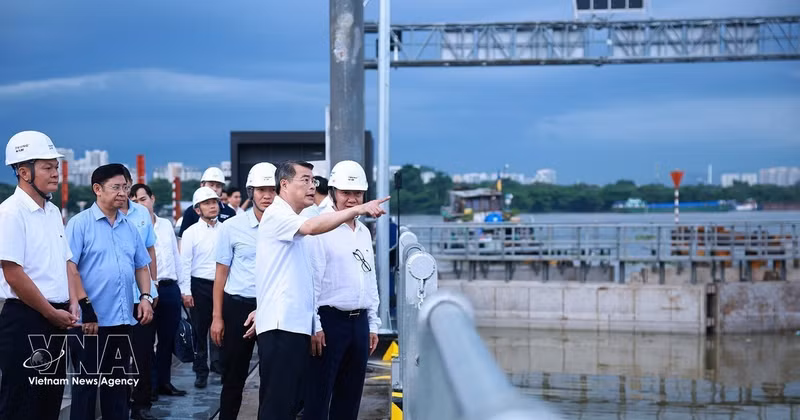 El primer ministro de Vietnam, Le Minh Hung, inspecciona el proyecto de control de inundaciones por mareas en el barrio de Xom Chieu, en Ciudad Ho Chi Minh. (Foto: VNA)