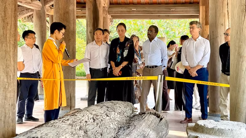 La delegación observa los artefactos arqueológicos expuestos en la Casa Comunal de Tam Chuc. (Foto: Yen Trinh)