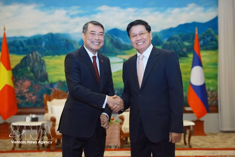 El primer ministro de Vietnam, Le Minh Hung, se reúne con el secretario general del Partido Popular Revolucionario de Laos y presidente del Estado, Thongloun Sisoulith. (Foto: VNA)