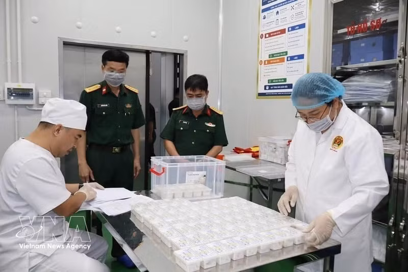Las autoridades de la provincia de Cao Bang entregan muestras de los restos de soldados caídos al Instituto Forense Militar para realizar pruebas de ADN. (Foto: VNA)
