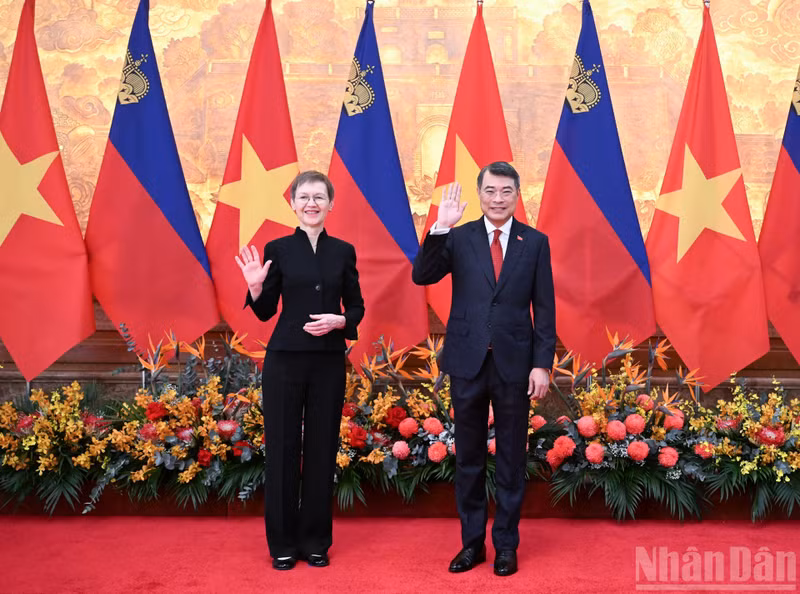 El primer ministro de Vietnam, Le Minh Hung, y su homóloga del Principado de Liechtenstein, Brigitte Haas.