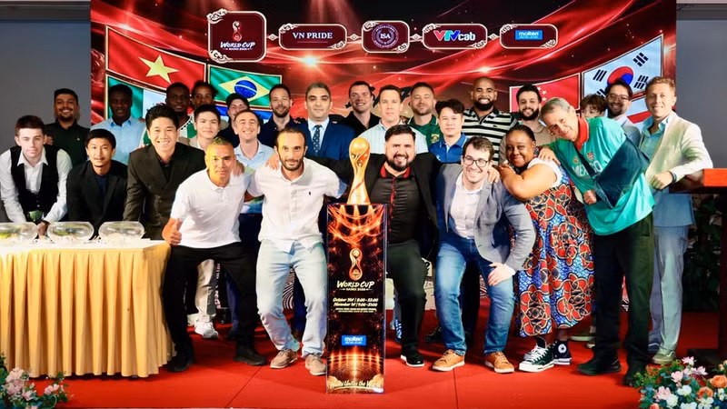 Los delegados y representantes de los equipos posan para una foto de recuerdo junto al trofeo del torneo. (Foto: Comité Organizador)