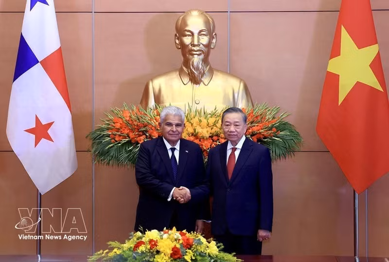 El presidente de Panamá, José Raúl Mulino, y el secretario general del Partido Comunista y presidente de Vietnam, To Lam (Foto: VNA)