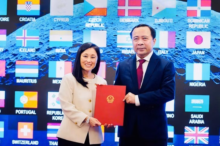 El ministro de Ciencia y Tecnología, Vu Hai Quan, y la embajadora de Estados Unidos en Vietnam, Jennifer Wicks. (Foto: Ministerio de Ciencia y Tecnología)