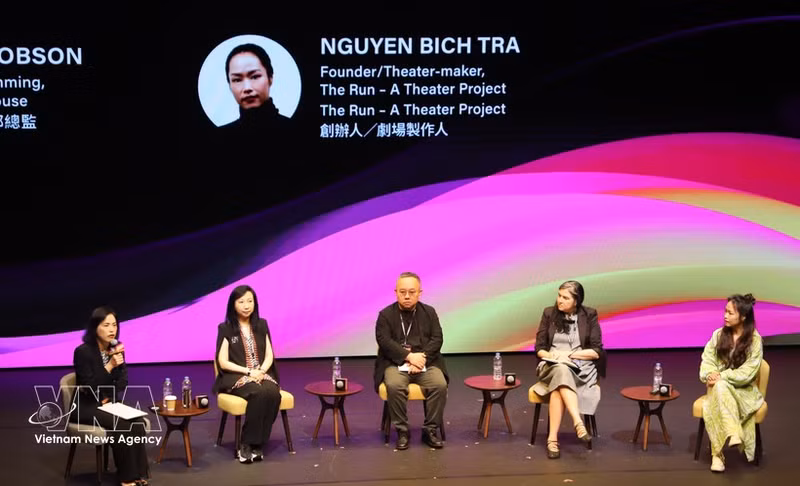 La directora Tra Nguyen, fundadora del proyecto "The Run - A Theatre Project" (extrema derecha), intercambia opiniones con ponentes internacionales durante la sesión temática. (Foto: VNA)