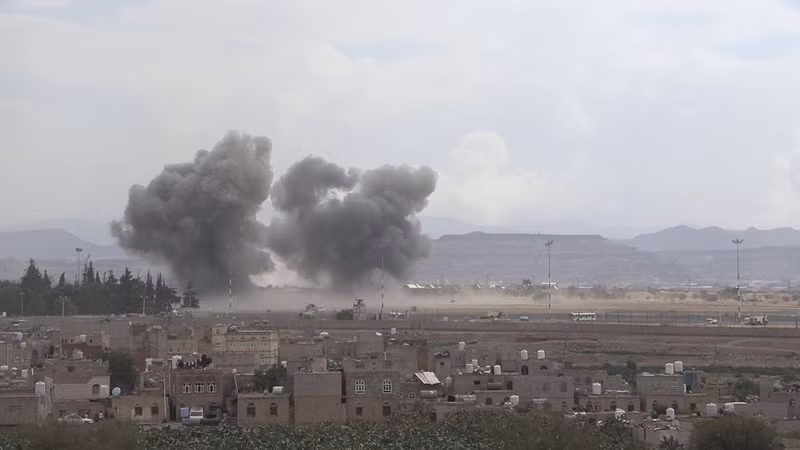 Una columna de humo se eleva tras los ataques aéreos contra Saná, Yemen. (Foto: Xinhua/VNA)