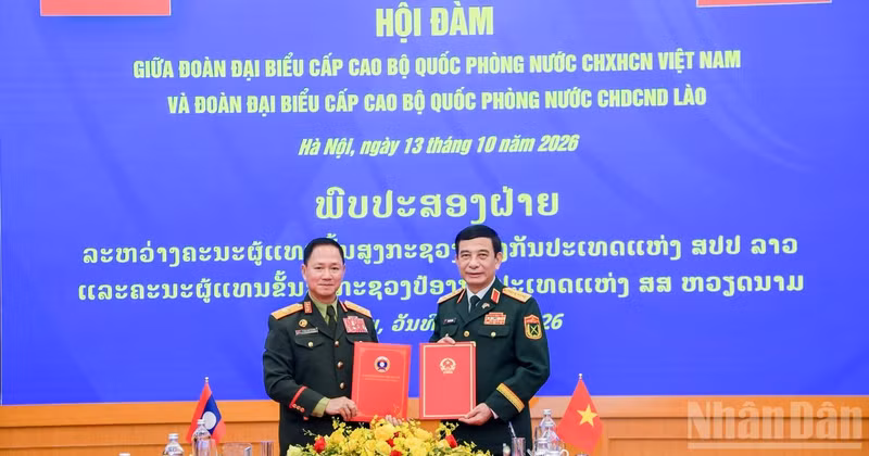 El general Phan Van Giang y su homólogo laosiano, Khamliang Outhakaysone, firman el Plan de Cooperación en Defensa entre Vietnam y Laos para 2027. (Foto: THE DAI)