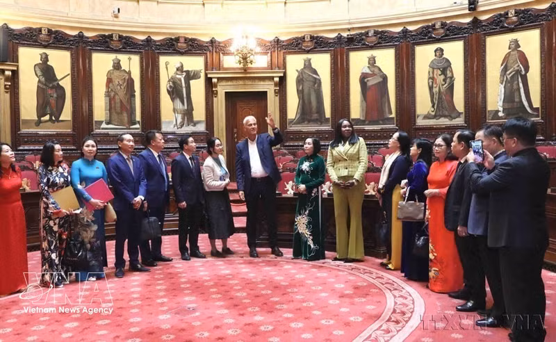 La vicepresidenta de la Asamblea Nacional de Vietnam, Nguyen Thi Thanh, y una delegación vietnamita visitan la sede del Senado de Bélgica (17 de septiembre de 2025). (Foto: Huong Giang – VNA)