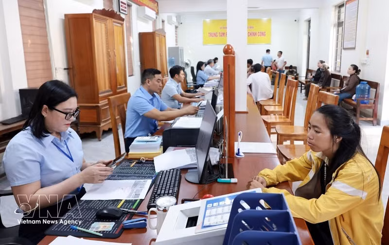 La transformación digital contribuye a reducir el tiempo de tramitación de los procedimientos administrativos en el Centro de Servicios Administrativos Públicos de la comuna de Phong Nha, provincia de Quang Tri. (Foto: VNA)
