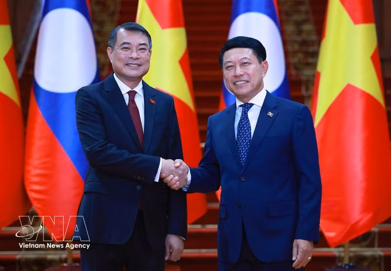 El primer ministro de Vietnam, Le Minh Hung, y su homólogo laosiano, Saleumxay Kommasith. (Foto: VNA)