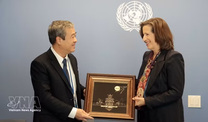 El miembro del Comité Central del Partido Comunista de Vietnam y subjefe de su Comisión de Propaganda, Educación y Movilización de Masas, Ngo Dong Hai, se reúne con Melissa Fleming, secretaria general adjunta de la ONU para la Comunicación Global. (Foto: VNA) 