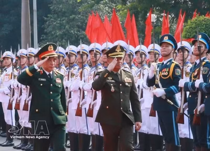 El viceprimer ministro y ministro de Defensa de Vietnam, general Phan Van Giang (izquierda), y su homólogo camboyano, el general Tea Seiha, pasan revista a la guardia de honor. (Foto: VNA)