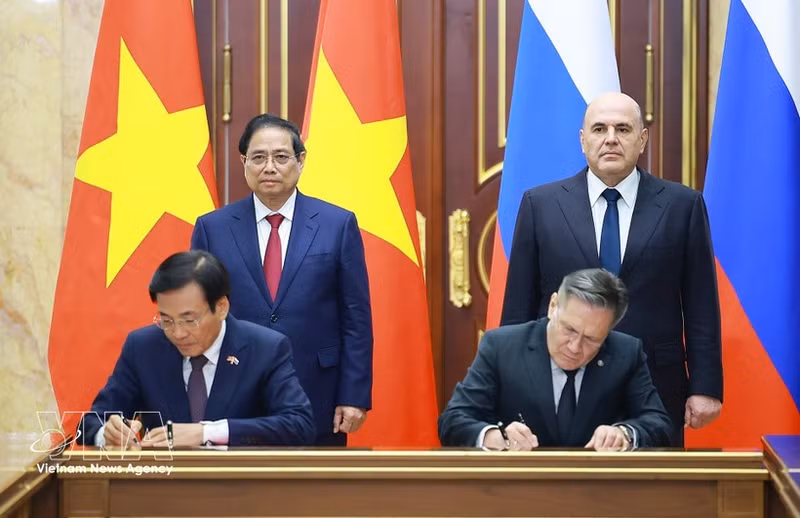 El primer ministro vietnamita, Pham Minh Chinh (de pie, a la izquierda), y su homólogo ruso, Mikhail Mishustin (de pie, a la derecha), presencian la firma del acuerdo entre ambos gobiernos para la cooperación en la construcción de una central nuclear en el país indochino. (Foto: VNA)