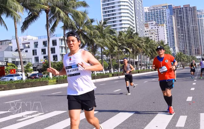 Corredores extranjeros en el maratón. (Foto: VNA)