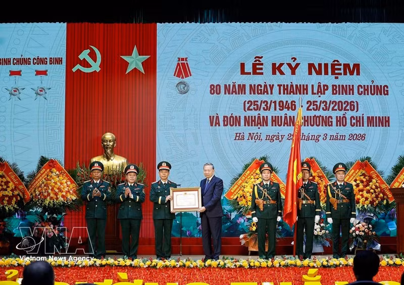 El secretario general del PCV, To Lam, otorga la Orden Ho Chi Minh al Cuerpo de Ingenieros Militares. (Foto: VNA)