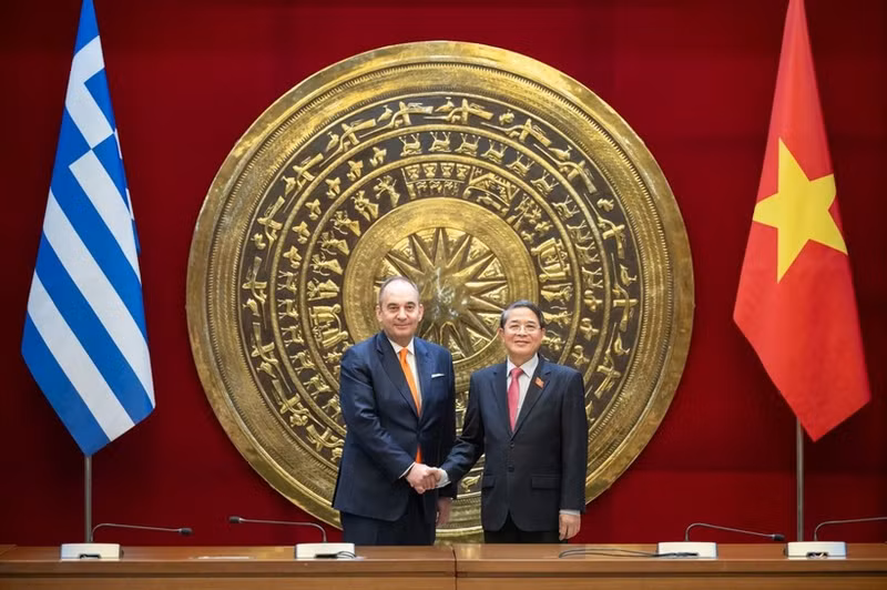 El vicepresidente de la Asamblea Nacional de Vietnam, Nguyen Duc Hai, y el vicepresidente primero del Parlamento de Grecia, Ioannis Plakiotakis. (Foto: daibieunhandan.vn)