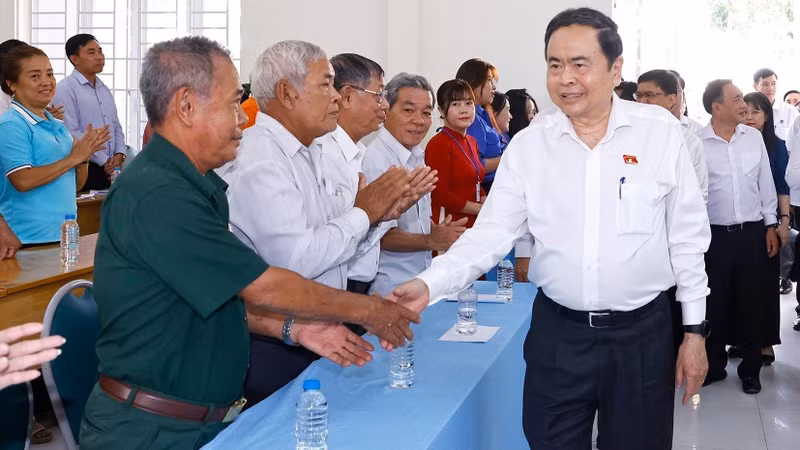 El presidente de la AN, Tran Thanh Man, en el encuentro con los electores de la comuna de An Nhon Tay. (Foto: VNA)