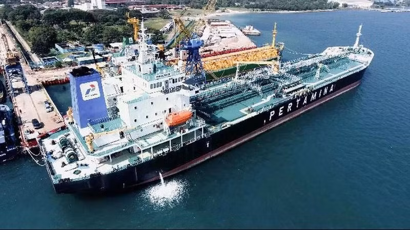 Un petrolero de PT Pertamina International Shipping (PIS) atracado en un puerto de Indonesia el 4 de julio de 2025. (Foto: Tempo)