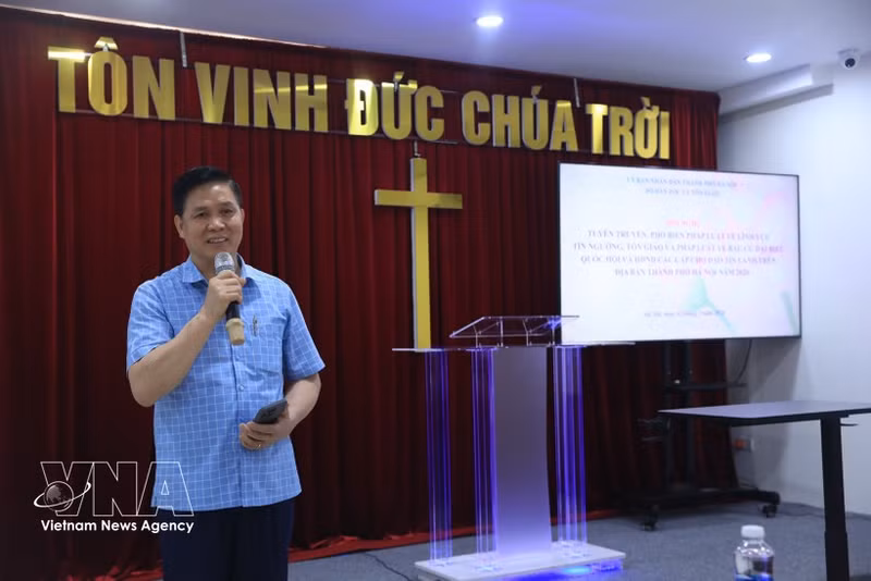 El pastor Nguyen Huu Mac, rector del Colegio Bíblico de Hanói, interviene en la cita. (Foto: VNA)