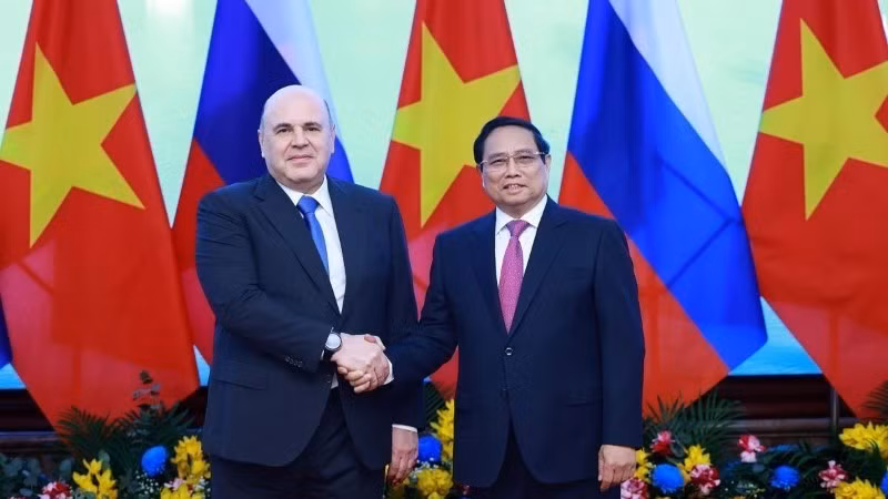 El primer ministro Pham Minh Chinh y su homólogo ruso, Mikhail Mishustin, posan una fotografía el 14 de enero de 2025. (Foto: VNA)