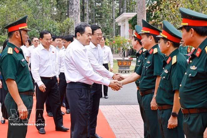 El presidente de la Asamblea Nacional (Parlamento) de Vietnam, Tran Thanh Man, trabaja con la División 9. (Foto: VNA)