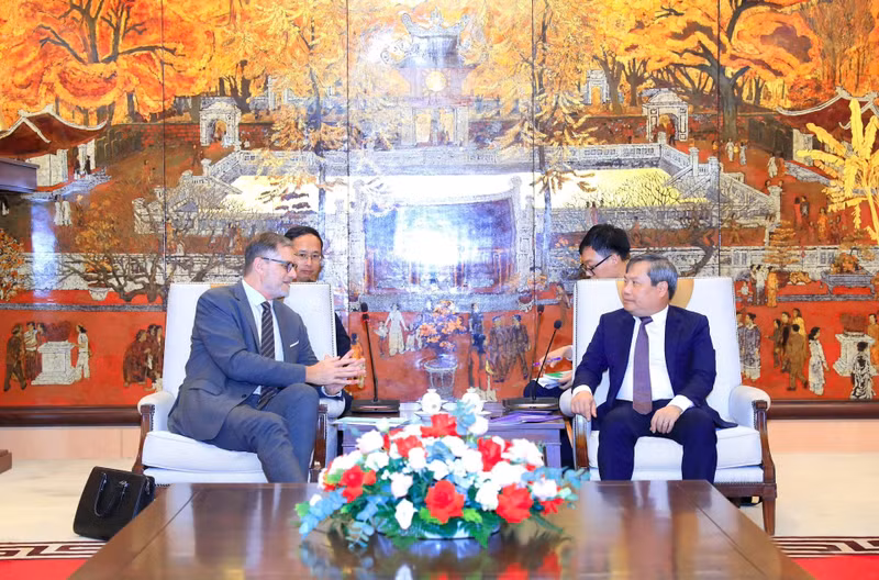 El presidente del Comité Popular de Hanói, Vu Dai Thang, recibe al embajador de Francia en Vietnam, Olivier Brochet. (Foto: hanoimoi.vn)