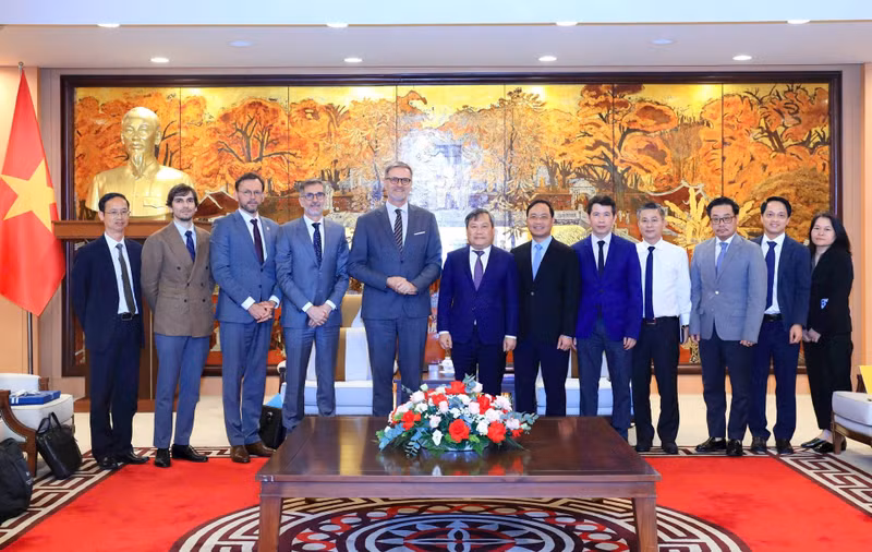 Delegados vietnamitas y franceses en el encuentro. (Foto: hanoimoi.vn)