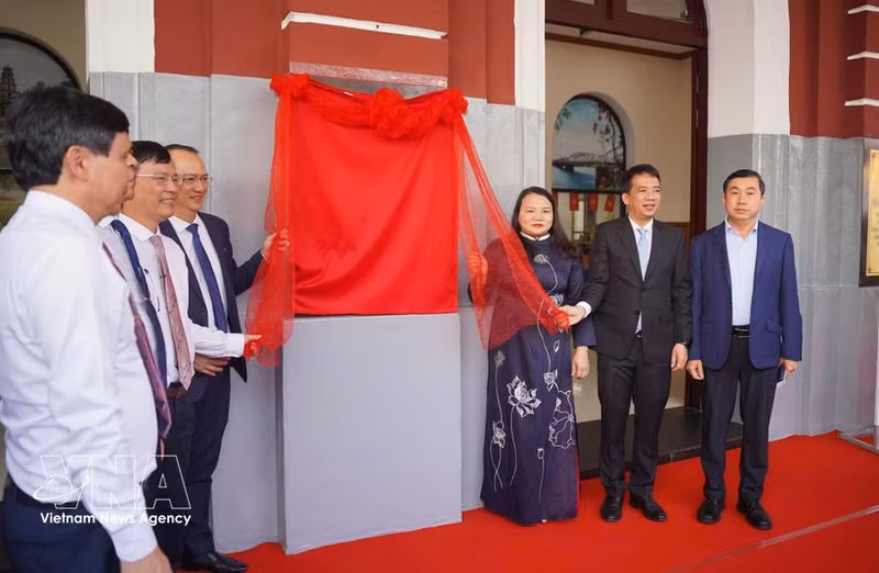 Delegados realizan la ceremonia para declarar la estación de tren de Hue como destino turístico. (Foto: VNA)
