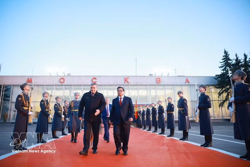 Ceremonia de despedida del primer ministro Pham Minh Chinh en el aeropuerto Vnukovo 2 de Moscú. (Foto: VNA)