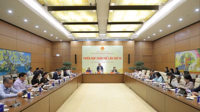 Cuarta sesión plenaria de la Comisión de Peticiones de los Ciudadanos y Supervisión, celebrada en octubre de 2025. (Foto: Quochoi.vn)