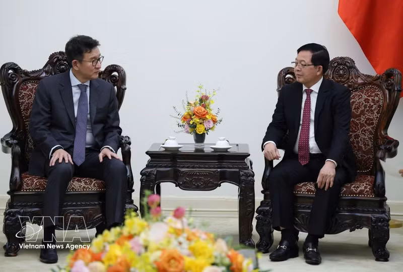 El viceprimer ministro Ho Quoc Dung recibe a Yongsoo Huh, vicepresidente del consejo de administración y director general del grupo energético GS de Corea del Sur. (Foto: VNA)