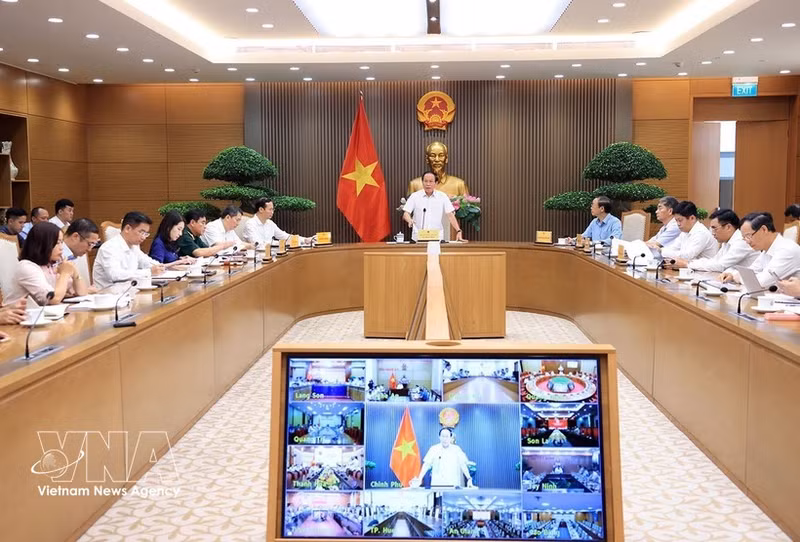 El viceprimer ministro Le Tien Chau preside una reunión del Comité Directivo para la construcción de escuelas integradas en las comunas fronterizas, celebrada de forma presencial y en línea. (Foto: VNA)