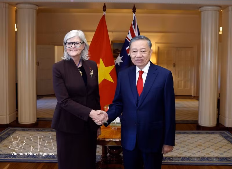 El secretario general del Partido Comunista y presidente de Vietnam, To Lam, y la gobernadora general de Australia, Sam Mostyn. (Foto: VNA)