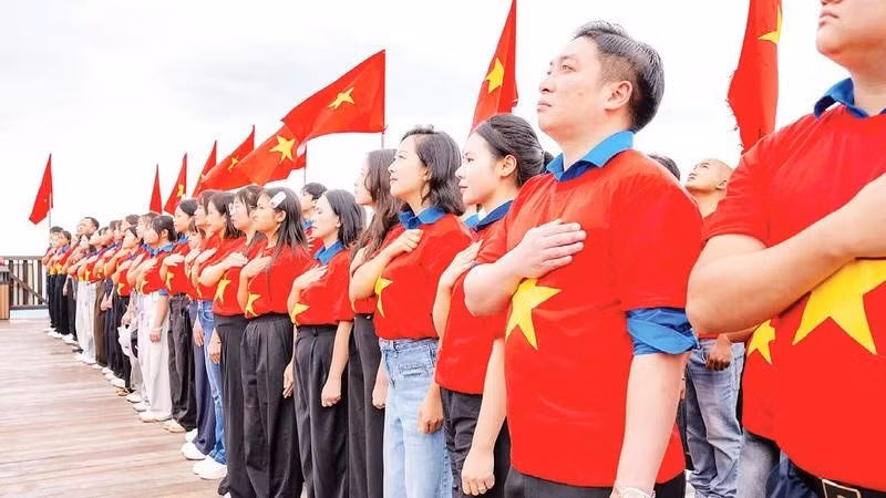 Jóvenes participan en el acto.