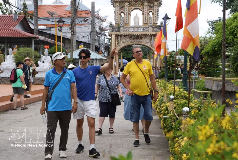 Visitantes extranjeros recorren la pagoda. Foto: (Hong Thai – VNA)