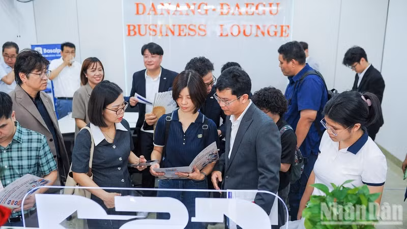 Representantes de la comunidad empresarial de ambos países conocen el Espacio de Exhibición de Tecnología e Innovación de la ciudad de Daegu. (Foto: Cong Vinh)