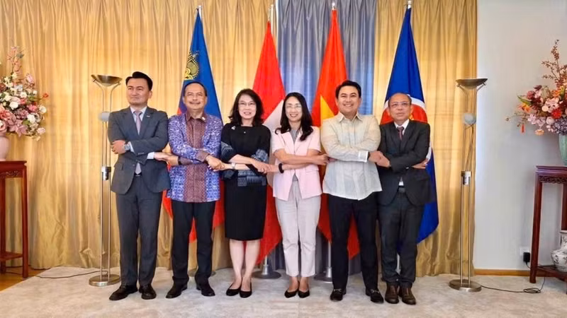 La embajadora Chau Mai Anh (tercera desde la derecha) y los embajadores y encargados de negocios de los países de la Asean en Suiza posan para una foto de recuerdo. (Foto: Embajada de Vietnam en Suiza)