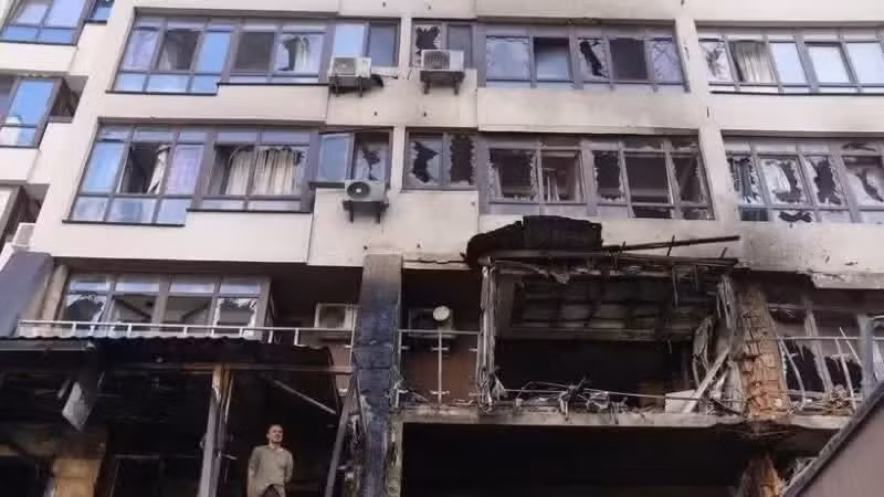 Un edificio dañado en el distrito de Shevchenkivskyi, en Kiev, capital de Ucrania, el 21 de julio de 2025. (Foto: Xinhua/VNA)