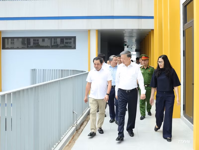 El secretario general del Partido Comunista de Vietnam y presidente del país, To Lam, inspecciona sobre el terreno el proyecto de construcción de la carretera de circunvalación 1 (tramo Hoang Cau-Voi Phuc). (Foto: VNA)