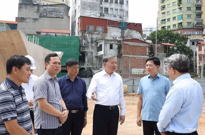 El secretario general del Partido Comunista de Vietnam y presidente del país, To Lam, inspecciona sobre el terreno el proyecto de construcción de la carretera de circunvalación 1 (tramo Hoang Cau-Voi Phuc). (Foto: VNA)
