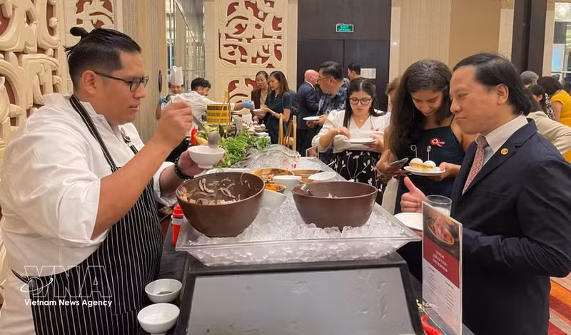 Visitantes disfrutan comidas peruanas en la ceremonia de inauguración del Festival “Sabores del Perú” en julio de 2025 en Hanói. (Foto: VNA)