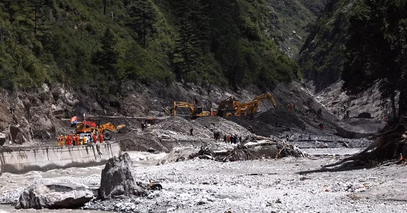 Se están llevando a cabo operaciones de rescate en la zona del deslizamiento de tierra en el condado de Jilong, Región Autónoma del Tíbet, China. (Foto: Xinhua/VNA)