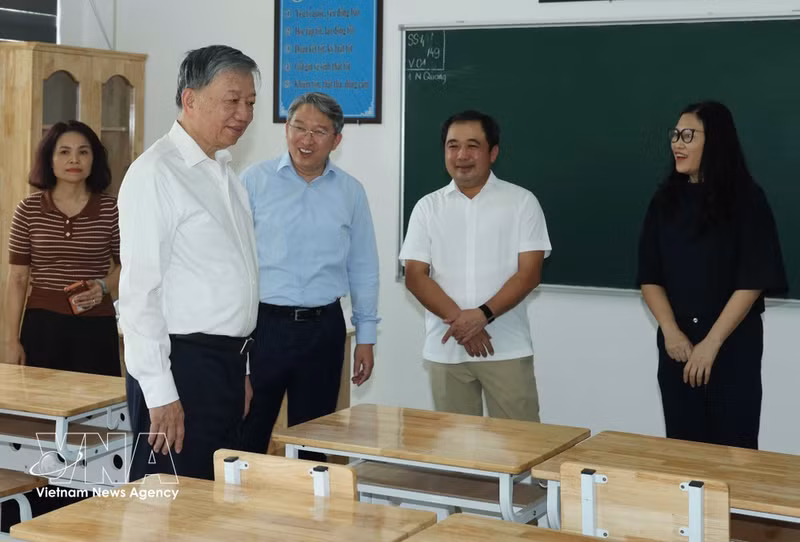 El secretario general del Partido Comunista y presidente de Vietnam, To Lam, inspecciona los preparativos para el nuevo año escolar en la escuela secundaria Hoang Quan Chi, en el barrio de Yen Hoa. (Foto: VNA)